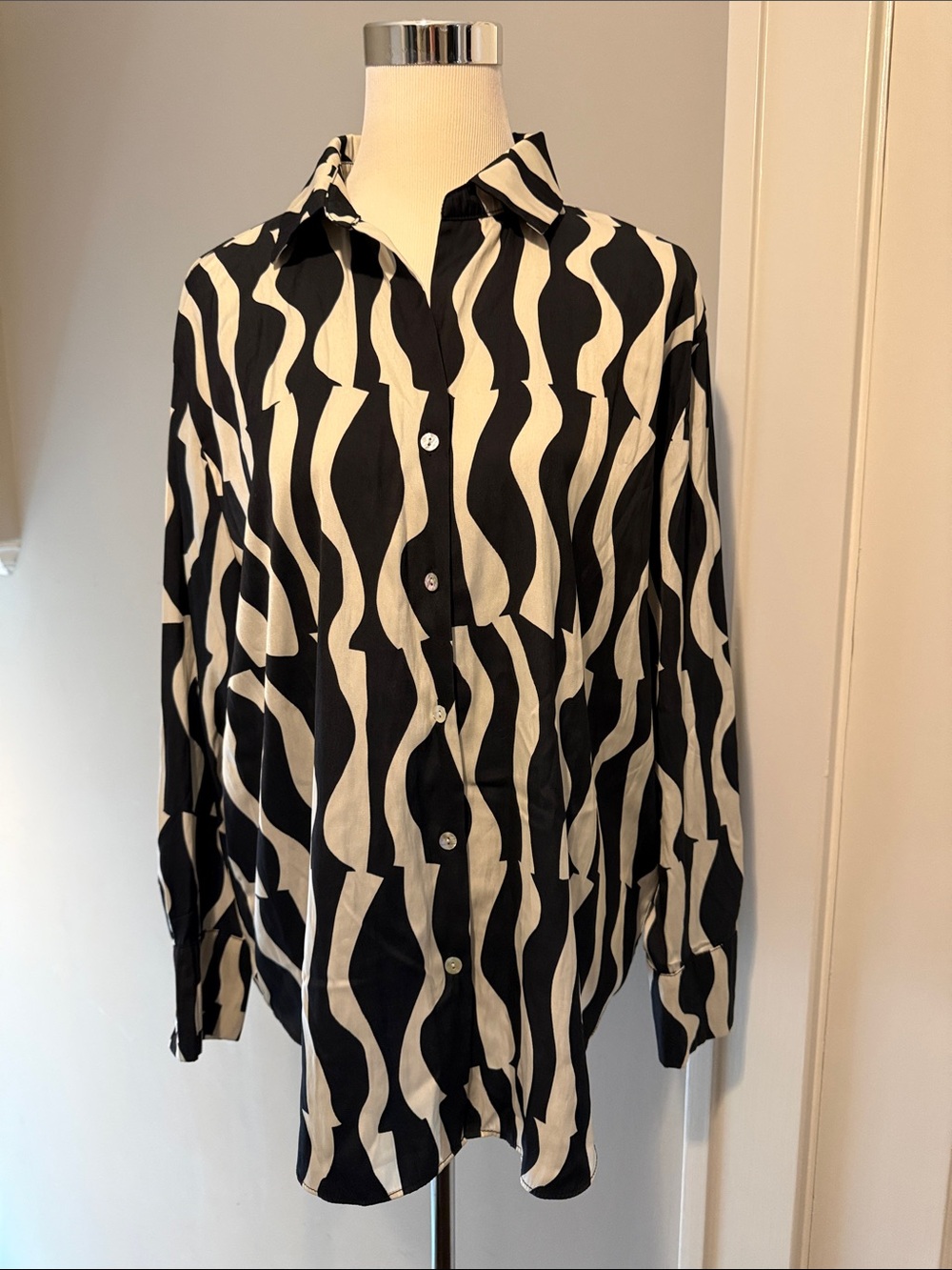Philosophy Black and White Wavy Stripe Button-Down Shirt